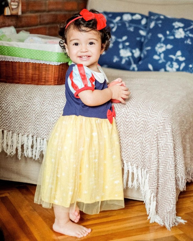 Paras bule dari putri Rianti Cartwright ini juga tak kalah menggemaskan. Walaupun masih berusia 1 tahun, paras bule yang diturunkan oleh Rianti sudah terlihat jelas di wajah sang anak, Cara Rose. Di akun Instagramnya sendiri Rianti juga sering membagikan foto-foto sang anak. Foto: Instagram