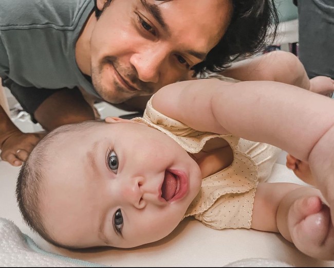 Terakhir ada Aisyah Moonlight Akbar, anak kedua dari Kimberly Ryder dan Edward Akbar. Aisyah baru saja genap berusia 1 tahun pada 20 November lalu. Paras bule warisan Kimberly Ryder sendiri tampak jelas di wajah sang anak. Matanya yang berwarna abu-abu membuat Aisyah terlihat seperti boneka hidup. Foto: Instagram