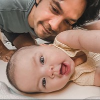 Terakhir ada Aisyah Moonlight Akbar, anak kedua dari Kimberly Ryder dan Edward Akbar. Aisyah baru saja genap berusia 1 tahun pada 20 November lalu. Paras bule warisan Kimberly Ryder sendiri tampak jelas di wajah sang anak. Matanya yang berwarna abu-abu membuat Aisyah terlihat seperti boneka hidup. Foto: Instagram