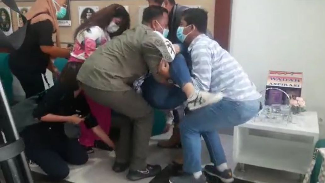 Anggiat Pasaribu pingsan di Polresta Bandara Soekarno-Hatta usai beri keterangan soal cekcok dengan Arteria Dahlan, Rabu (24/11/2021).