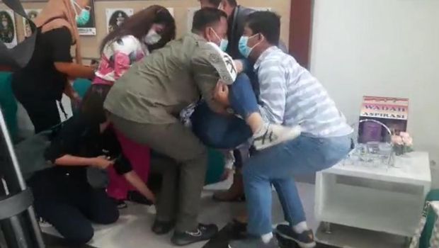Anggiat Pasaribu pingsan di Polresta Bandara Soekarno-Hatta usai beri keterangan soal cekcok dengan Arteria Dahlan, Rabu (24/11/2021).