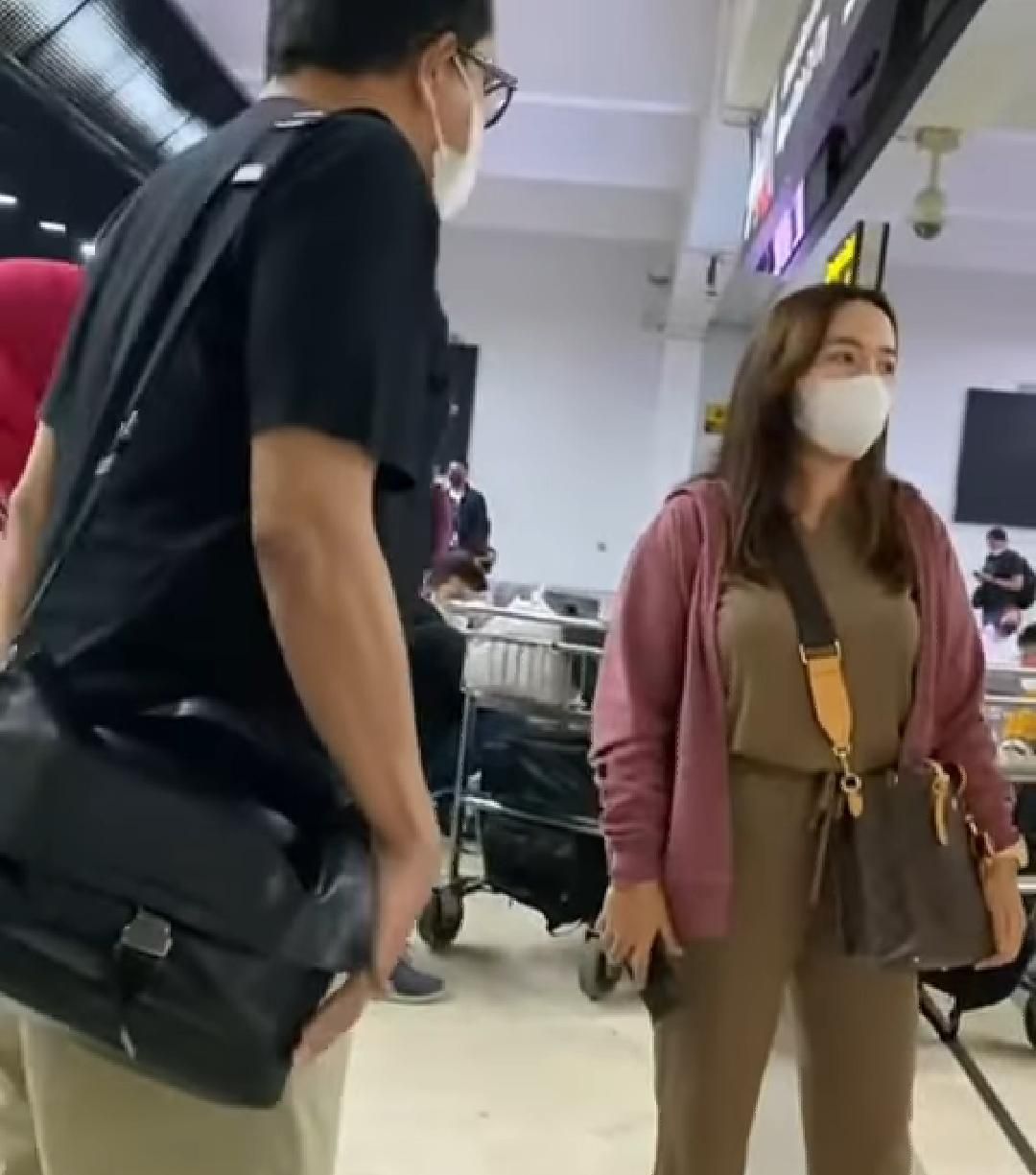 Anggiat Pasaribu saat cekcok di bandara dengan Arteria Dahlan