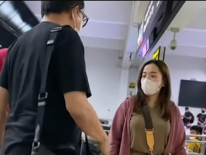 Anggiat Pasaribu saat cekcok di bandara dengan Arteria Dahlan
