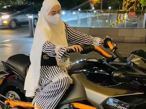April Jasmine Malas Naik Mobil ke Mal, Pilih Motor Sulit Nyelip