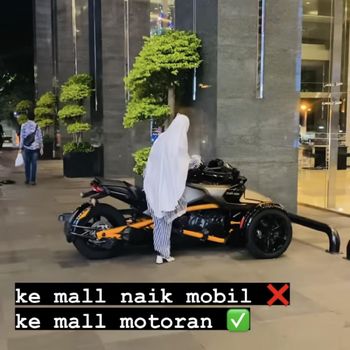 April Jasmine dihujat karena pamer ke mall naik moge.