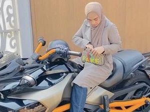 Gaya Istri Ustaz Solmed Naik Moge yang Curi Atensi Warganet
