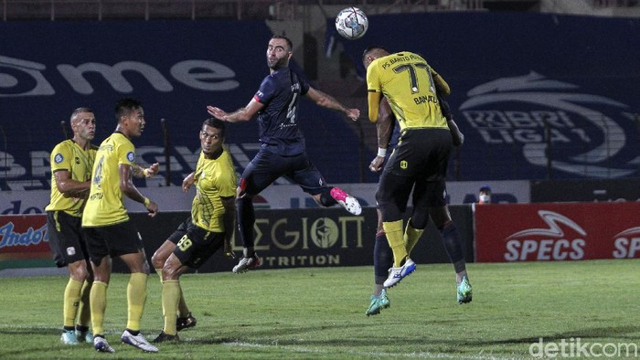 Pertandingan lanjutan BRI Liga 1 pekan ke-13, Arema FC melawan Barito Putera di Stadion Sultan Agung, Bantul, Yogyakarta, Selasa (23/11/2021). Arema FC sukses kalahkan Barito Putera dengan skor akhir 2-1. Babak pertama berjalan cukup alot, baik Arema maupun Barito Putera bermain hati-hati. Skor kacamata bertahan hingga turun minum.