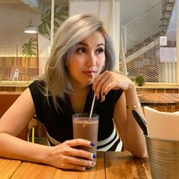 Dalam salah satu unggahannya terlihat Ayu Ting Ting yang tengah berada di sebuah restoran mengenakan baju hitam bergaris putih. Warna rambut barunya pun jadi sorotan netizen. Tak sedikit netizen yang kemudian memuji penampilan barunya itu. Foto: Instagram/@ayutingting92