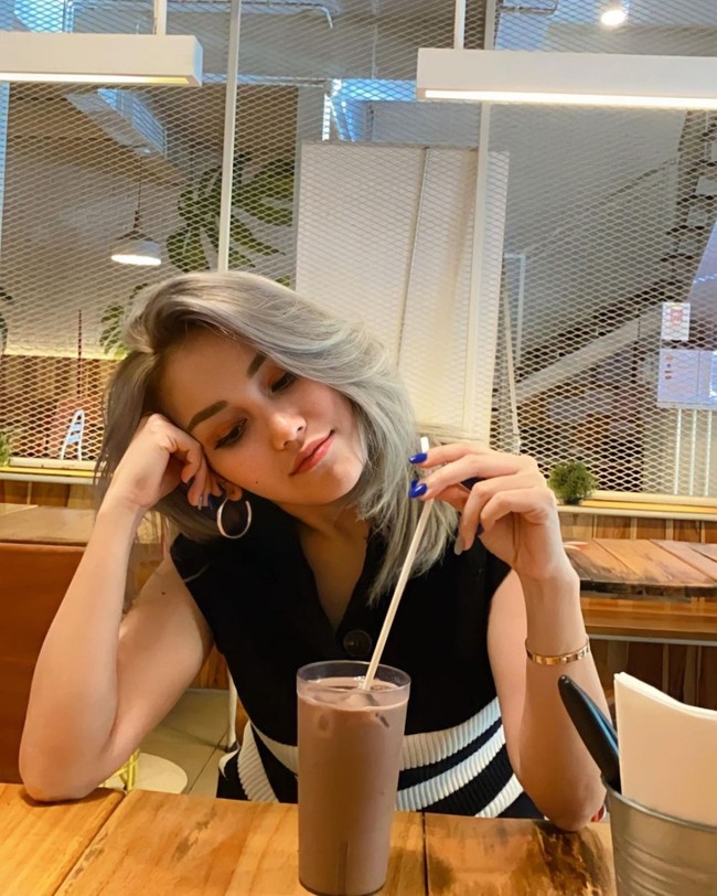 Unggahan Ayu Ting Ting yang memamerkan rambut barunya itu pun langsung ramai dikomentari netizen. mau warna spt iniiii, warna apaaa, komentar salah seorang netizen. Sukaaak warna rambutnya, tambah netizen lain. Foto: Instagram/@ayutingting92