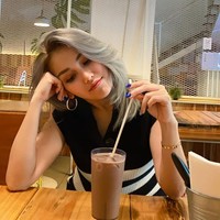 Unggahan Ayu Ting Ting yang memamerkan rambut barunya itu pun langsung ramai dikomentari netizen. mau warna spt iniiii, warna apaaa, komentar salah seorang netizen. Sukaaak warna rambutnya, tambah netizen lain. Foto: Instagram/@ayutingting92