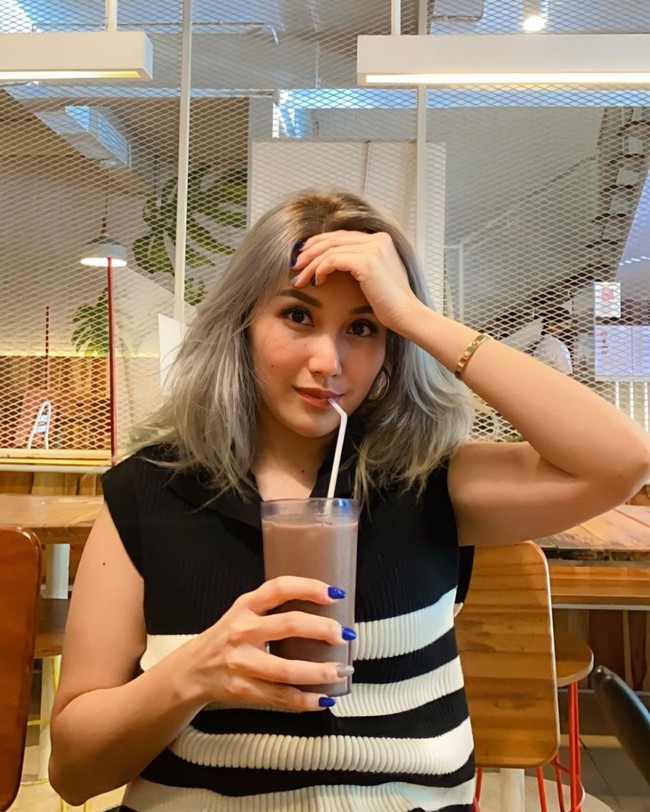 Sementara beberapa netizen lain terlihat memuji penampilan Ayu dan menyebutnya terlihat semakin cantik. gilaa cantik banget, komentar seorang netizen. Makin ari makin cantik aja dah ah. MISS DEPOK, tambah netizen lain. Foto: Instagram/@ayutingting92