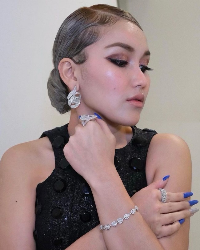 Begini penampilan Ayu ketika rambutnya di styling. Dengan rambut abu-abu dan riasan wajah flawless, penampilan Ayu jadi semakin mirip eonnie Korea ya? Bagaimana menurutmu? Foto: Instagram/@ayutingting92
