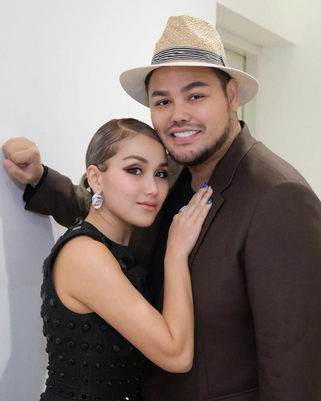 Gaya rambut baru Ayu Ting Ting membuatnya terlihat semakin elegan dan memukau. Begini potretnya saat berpose bersama Ivan Gunawan. Foto: Instagram/@ayutingting92