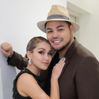 Gaya rambut baru Ayu Ting Ting membuatnya terlihat semakin elegan dan memukau. Begini potretnya saat berpose bersama Ivan Gunawan. Foto: Instagram/@ayutingting92