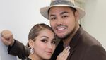 10 Potret Kedekatan Ivan Gunawan dan Ayu Ting Ting