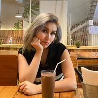 Biasa tampil dengan rambut berwarna coklat, kali ini Ayu terlihat memilih warna abu-abu untuk rambutnya. Penampilan barunya itu pun diunggahnya ke akun Instagram pribadi miliknya. Foto: Instagram/@ayutingting92