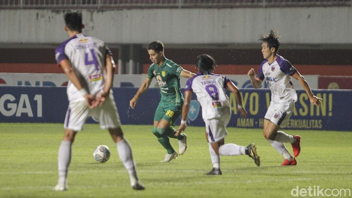 Persebaya Surabaya menang besar atas Persita Tangerang. Bajul Ijo meraih hasil 4-0 pada pekan ke-13 BRI Liga 1 2021 di Stadion Maguwoharjo, Rabu (24/11/2021).