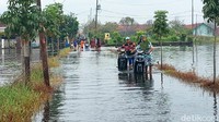 Aktivitas warga di kampung Clumprit terganggu akibat banjir tersebut.