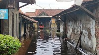 Saat ini ketinggian banjir sudah mulai surut. Namun penyusutan ketinggian air hanya sekitar 5-10 cm dari kondisi semula.