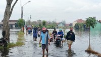 Kepala Pelaksana BPBD Kota Pekalongan, Saminta menjelaskan kondisi genangan air diakui sedikit surut. Hari ini, menurutnya, ketinggian air rata-rata 20-30 cm.