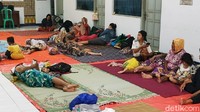 Sejumlah warga mengungsi di Kantor Kelurahan Degayu sejak Kamis (18/11/2021) kemarin.