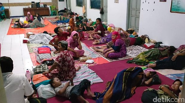 Banjir Pekalongan hingga Rabu (24/11/2021) malam belum surut. Sebanyak 163 warga mengungsi.
