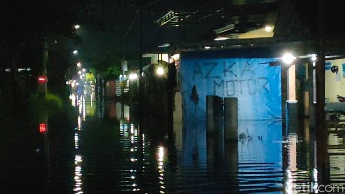 Banjir Pekalongan hingga Rabu (24/11/2021) malam belum surut. Sebanyak 163 warga mengungsi.