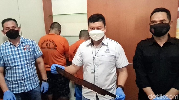 Polisi memperlihatkan senjata tajam yang dipakai kelompok gergaji di Sukabumi.