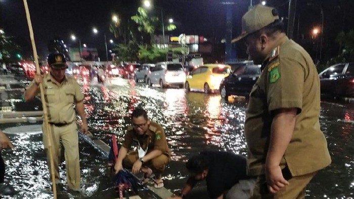 Bobby Nasution saat mengecek banjir di Medan (dok. Istimewa)
