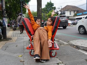 Suka Cita Bocah Kembar Siam Garut Miliki Kursi Roda Khusus
