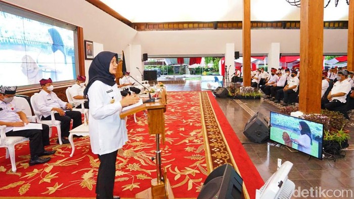 Kades se-Banyuwangi bersilaturahmi dengan Bupati Ipuk Fiestiandani. Dalam pertemuan tersebut, mereka berkomitmen untuk meningkatkan kinerja di masa pandemi.