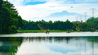 Gunung terlihat jelas dari kejauhan. Sementara itu, cuaca di Tangsel terpantau cerah berawan.