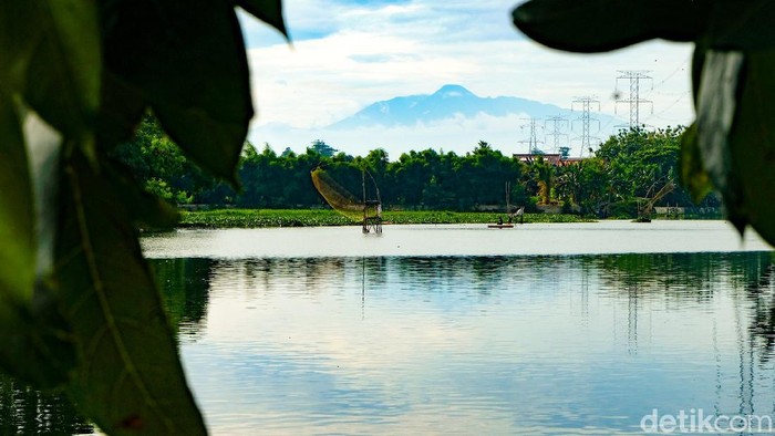 Cantiknya Gunung Gede-Pangrango dari Tangsel Pagi Ini Gunung Gede-Pangrango terlihat dari Tangerang Selatan pagi ini. Gunung terlihat berawan dari kejauhan.