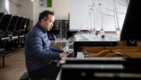 Wu Tianyan, presiden perusahaan musik terkemuka Tiongkok Parsons Music Corporation, memainkan piano di alat musik Jinbao dari Perth Music Group.