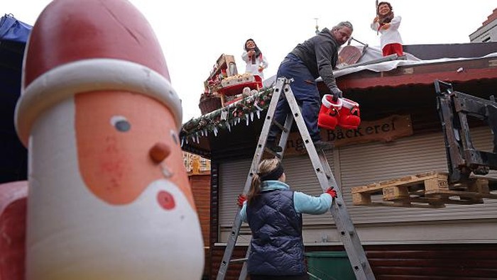 Corona Meledak, Pasar Natal di Jerman Bongkar Lapak DRESDEN, GERMANY - NOVEMBER 23: Christmas market stand operators Marko Jeschky and his wife Anne dismantle their stand at the shuttered Striezelmarkt Christmas market during the fourth wave of the coronavirus pandemic on November 23, 2021 in Dresden, Germany. The state of Saxony, which is facing Covid infection rates that in many of its regions have topped 1,000 per 100,000 people over the last seven days, has imposed temporary lockdown restrictions, including closing all of the states's annual Christmas markets, in an effort to rein in infections. Germany as a whole is struggling to bring down infection rates that have topped one record after the next over recent weeks. (Photo by Sean Gallup/Getty Images)