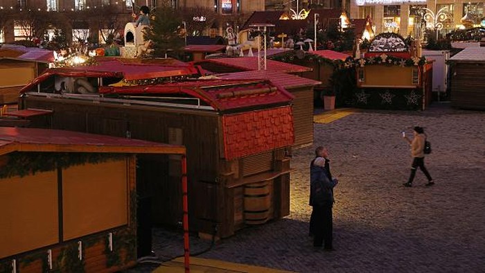 DRESDEN, GERMANY - NOVEMBER 23: Christmas market stand operators Marko Jeschky and his wife Anne dismantle their stand at the shuttered Striezelmarkt Christmas market during the fourth wave of the coronavirus pandemic on November 23, 2021 in Dresden, Germany. The state of Saxony, which is facing Covid infection rates that in many of its regions have topped 1,000 per 100,000 people over the last seven days, has imposed temporary lockdown restrictions, including closing all of the states's annual Christmas markets, in an effort to rein in infections. Germany as a whole is struggling to bring down infection rates that have topped one record after the next over recent weeks.  (Photo by Sean Gallup/Getty Images)
