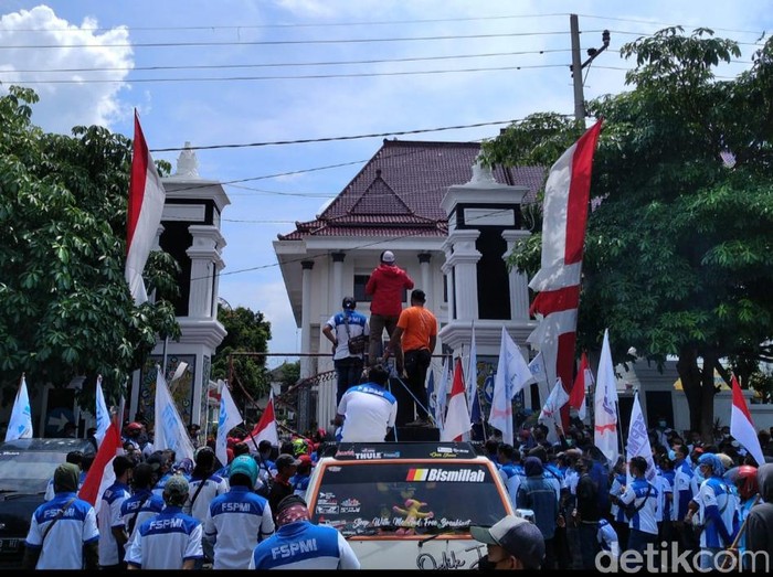Upah minimum kabupaten (UMK) Tuban hanya naik Rp 6.990 untuk 2022. Serikat buruh menilai kenaikan upah itu terlalu kecil sehingga mereka demo di depan Gedung DPRD Tuban.