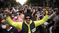 Tingkat inflasi di Spanyol telah meningkat ke level tertinggi dalam beberapa tahun, didorong oleh biaya energi. Pada bulan Oktober, itu berada di 5,5%. Itu telah membuat marah banyak orang yang gajinya mandek.