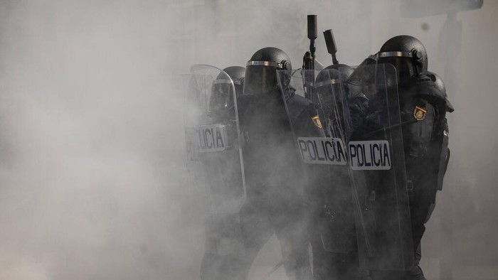 Demo Buruh Logam di Spanyol Buruh logam di Cadiz Spanyol menuntut kenaikan upah di tengah meningkatnya Inflasi di negara itu, Selasa (23/11/2021). Aksi yang semula damai berujung ricuh.(AP Photo/Javier Fergo)