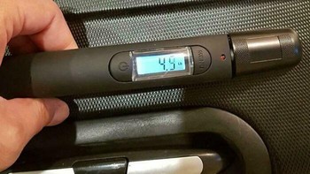 Koper yang sekaligus bisa mengukur berat barang bawaan. Praktis sekali. Foto: Bored Panda