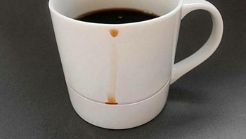 Ada lubang di bawah sehingga kopi yang menetes tidak sampai tumpah ke meja. Foto: Bored Panda