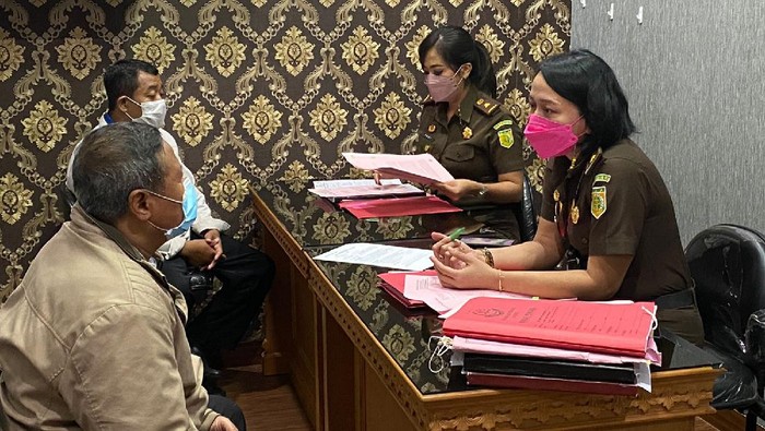 Dua tersangka pemalsuan surat kematian, KTP dan KK jalani proses pelimpahan di Kejari Badung