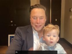 Potret Elon Musk Gendong Anaknya X AE A-XII ke Mana-mana