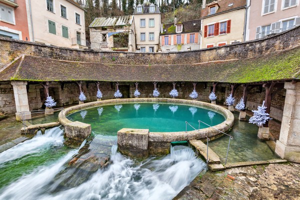 Di wilayah Burgundy, Prancis, terletak satu tempat yang paling misterius di sebuah perdesaan, yaitu lubang mata air yang terlihat tidak berdasar. Warga menyebutnya Fosse Dionne. iStock.