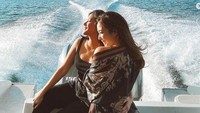 Mereka pun memperlihatkan betapa serunya liburan bareng kali ini. Foto: Instagram Naysilla Mirdad