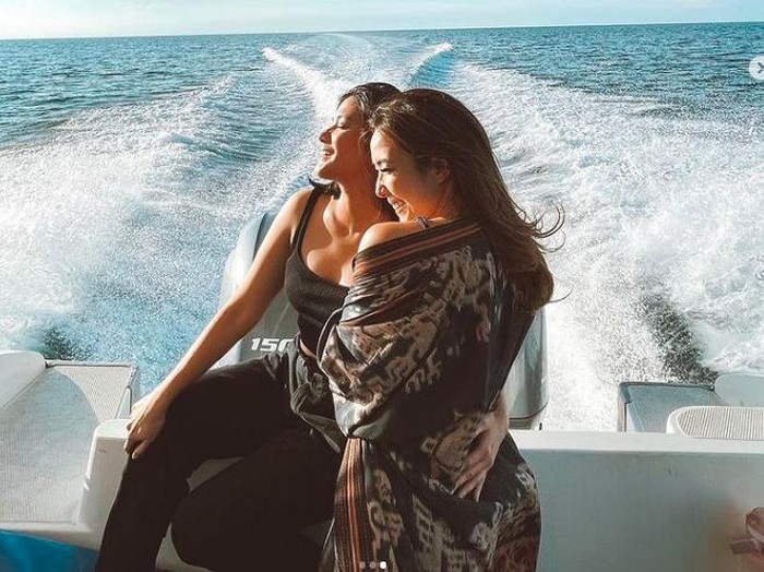Gisel dan Naysila Mirdad Liburan Gisel dan Naysila Mirdad