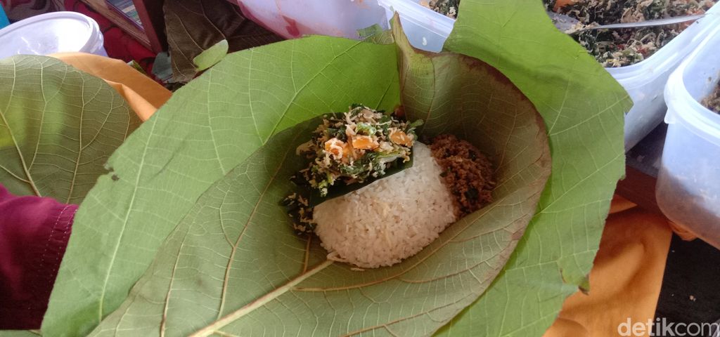 Gurih Lur! Nasi Aking Daun Jati Berlauk Urap dan Telur Dadar
