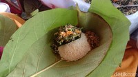 Harganya satu porsi Rp 5 ribu, kalau ada telurnya Rp 9 ribu. Ini buka jualan 6 sampai 12 siang. sehari bisa menghabiskan 100 bungkus, jelasnya. Foto: Dian Utoro Aji