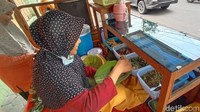 Sajian nasi kemudian ditaruh di daun jati dan dengan alas piring bambu. Untuk menikmati nasi daun jati, pembeli bisa membungkus atau makan di tempat. Foto: Dian Utoro Aji