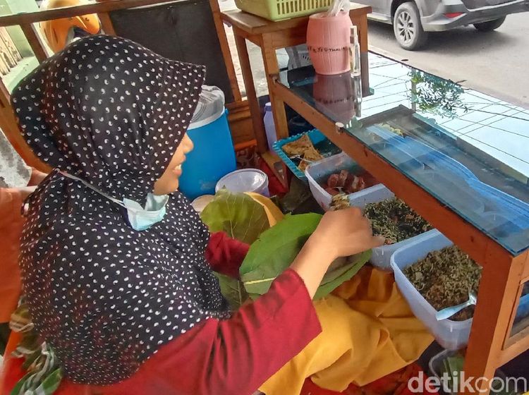 Lezatnya Sarapan Nasi Daun Jati Berlauk Peda hingga Tempe